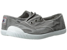 Load image into Gallery viewer, Cienta Washed Light Grey Canvas Slip On Sneakers